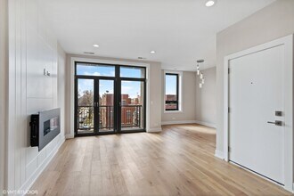 3332 W Irving Park Rd in Chicago, IL - Building Photo - Building Photo