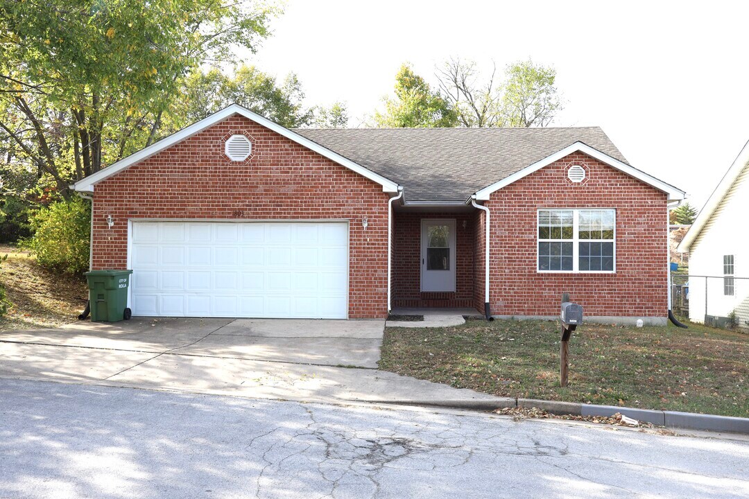 1803 Maxwell St in Rolla, MO - Building Photo