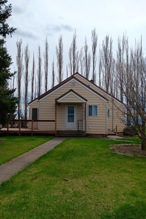65691 Booth Ln in Cove, OR - Building Photo
