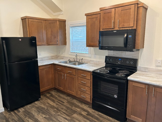 5215 Crestway Rd in Windcrest, TX - Foto de edificio - Building Photo