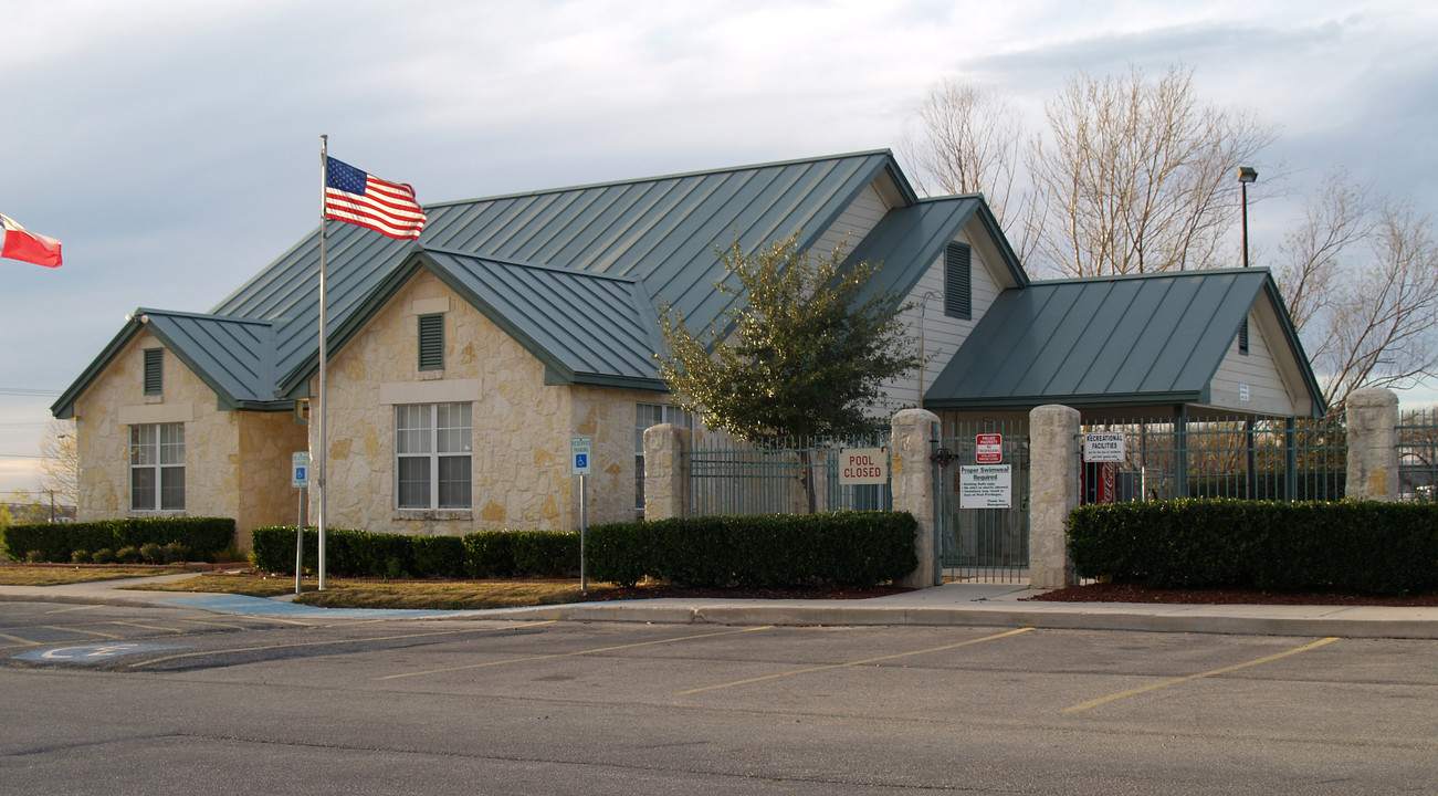 Creston Ridge in San Antonio, TX - Building Photo