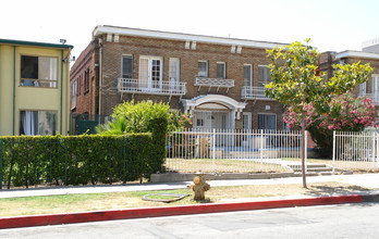 735 S Berendo St in Los Angeles, CA - Foto de edificio - Building Photo