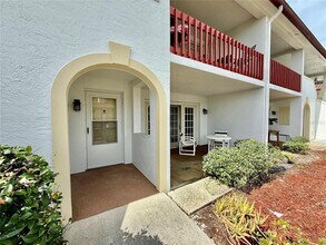 10500 Village Dr in Seminole, FL - Foto de edificio - Building Photo