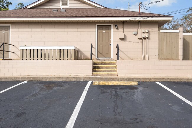 2241 W Pensacola St, Unit 86 in Tallahassee, FL - Building Photo - Building Photo