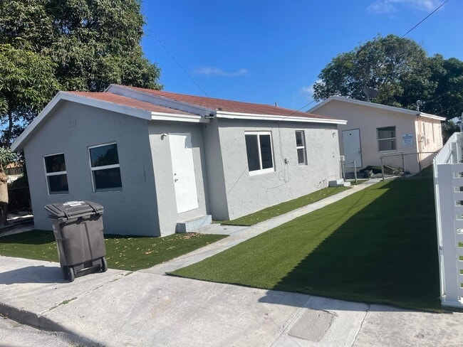 property at 712 W 20th St