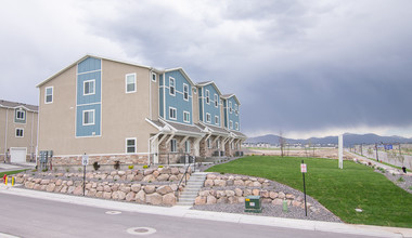 Gorgeous Townhomes in The Boulders! in Herriman, UT - Building Photo - Building Photo