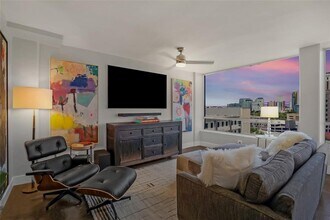 1212 Guadalupe St in Austin, TX - Foto de edificio - Building Photo