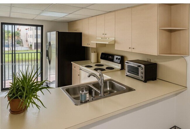 1319 W 51st Pl in Hialeah, FL - Building Photo - Building Photo