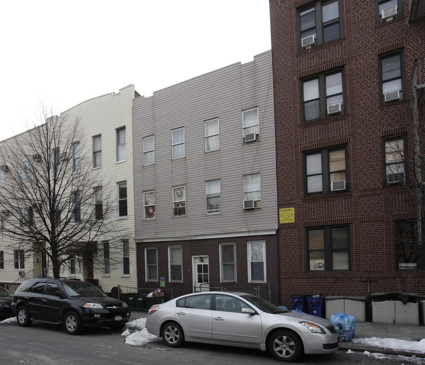 196 Huron St in Brooklyn, NY - Building Photo