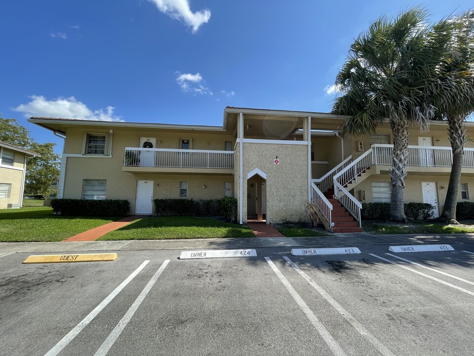 10110 Twin Lakes Dr in Coral Springs, FL - Building Photo