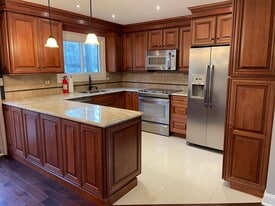 47 Woodway Rd in Stamford, CT - Building Photo