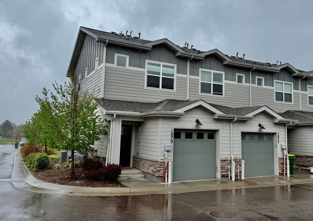1079 Oak Cir in Lakewood, CO - Building Photo