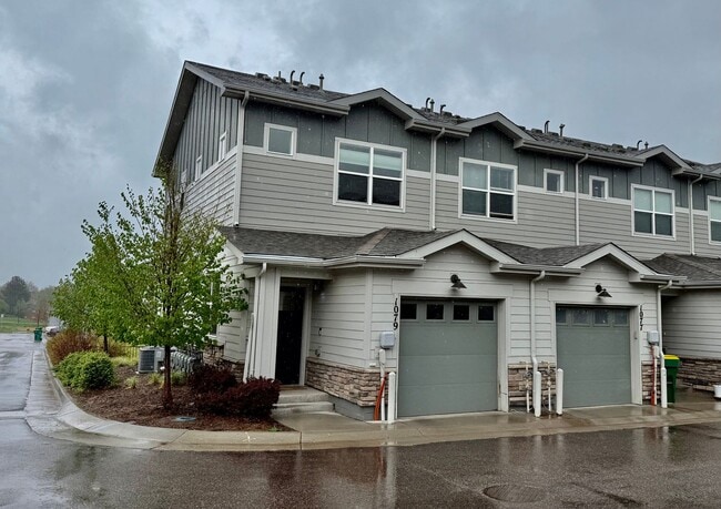 property at 1079 Oak Cir