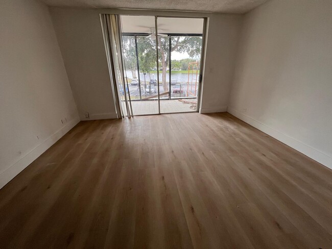3690 Inverrary Dr in Lauderhill, FL - Building Photo - Building Photo