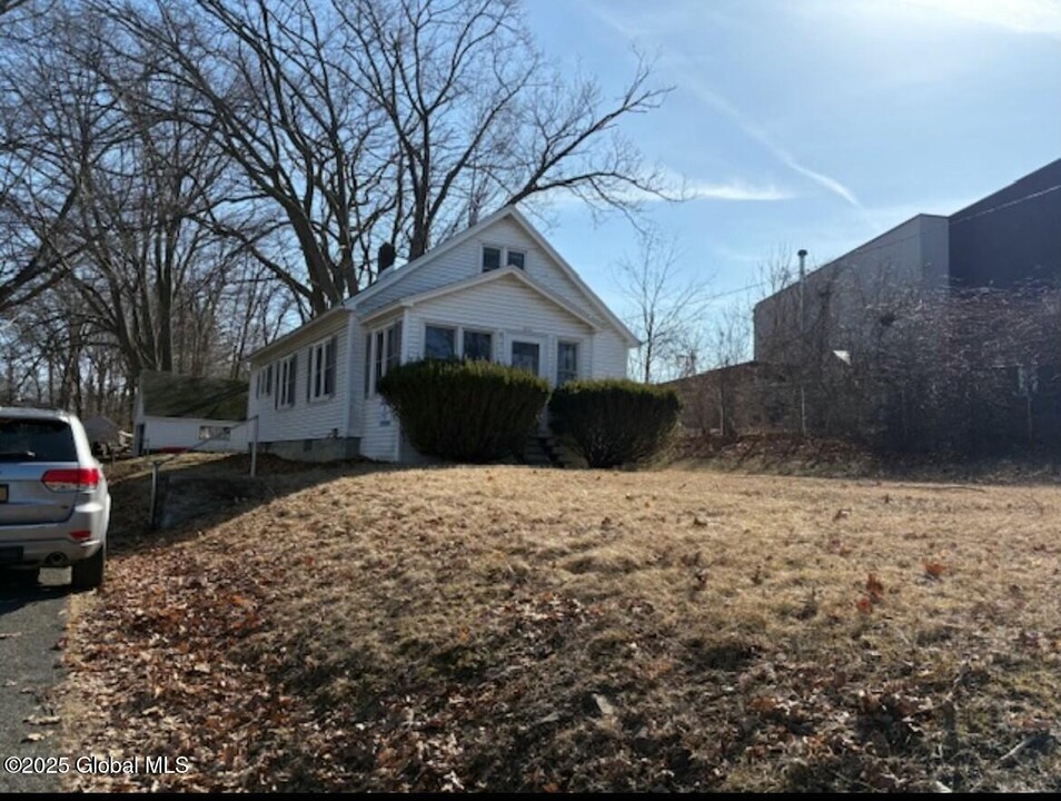 620 Watervliet Shaker Rd in Latham, NY - Building Photo