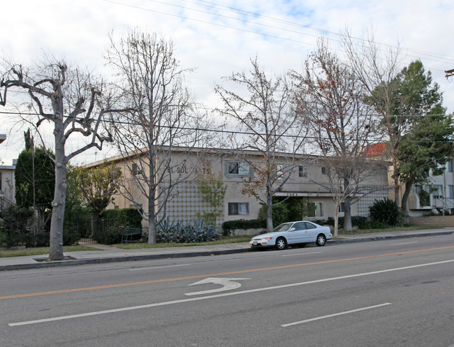 7353 Corbin Ave in Winnetka, CA - Foto de edificio - Building Photo