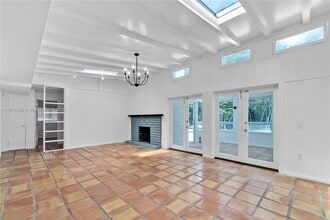 7500 SW 75th St in Miami, FL - Foto de edificio - Building Photo
