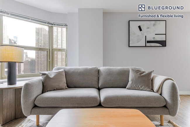 8 W Chestnut St in Chicago, IL - Building Photo - Building Photo