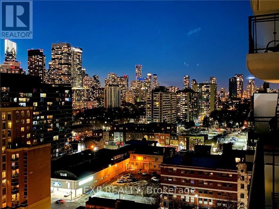 460 Adelaide St E in Toronto, ON - Building Photo