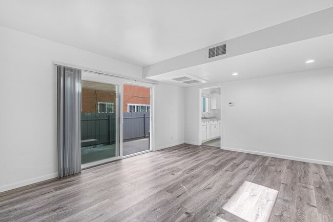 10107 England Ave in Inglewood, CA - Building Photo - Building Photo