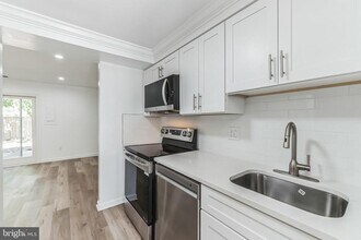 630 Clearwater Ct in Herndon, VA - Building Photo - Building Photo