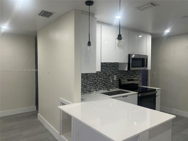 7113 SW 21st St in Miami, FL - Building Photo - Building Photo