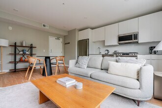 2210 Wisconsin Ave NW in Washington, DC - Foto de edificio - Building Photo