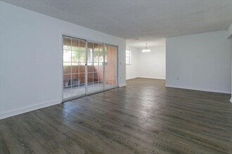 4177 Versailles Dr in Orlando, FL - Foto de edificio - Building Photo
