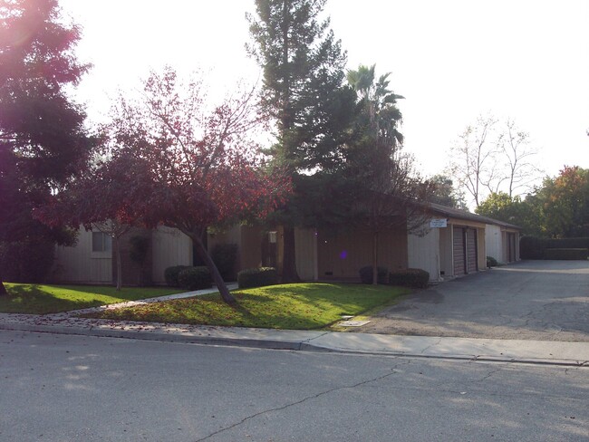 133 S Peppertree St in Visalia, CA - Building Photo - Building Photo