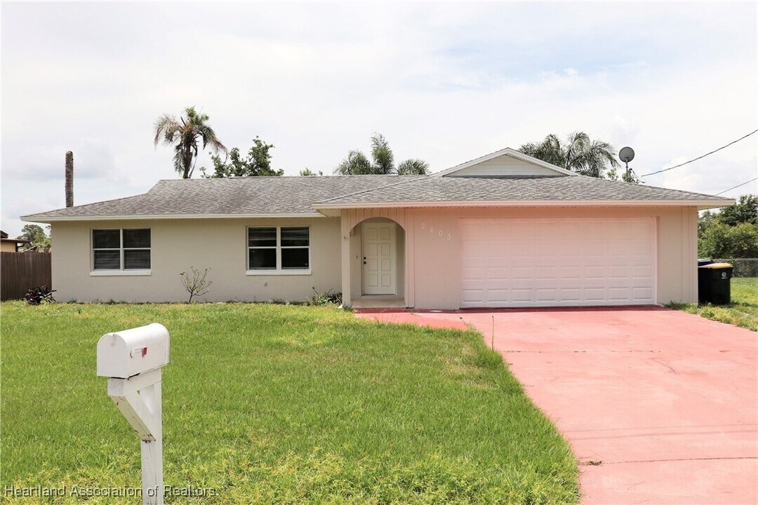2803 Pompano Dr in Sebring, FL - Foto de edificio