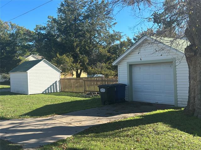 530 Elm St in Lindsay, TX - Foto de edificio - Building Photo