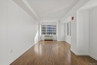 7 DeKalb Ave, Unit 19F in Brooklyn, NY - Building Photo - Building Photo