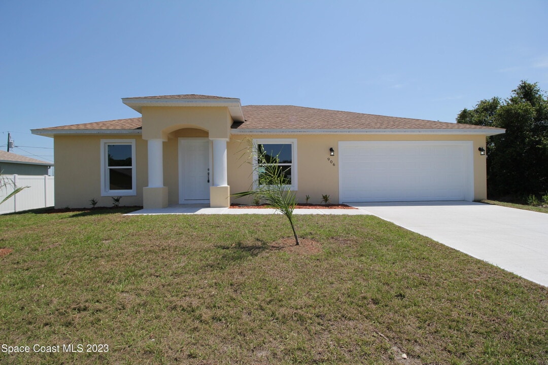 906 Armstrong Rd SE in Palm Bay, FL - Building Photo