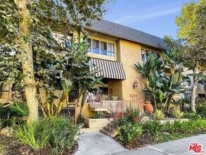 837 N W Knoll Dr in West Hollywood, CA - Building Photo - Building Photo