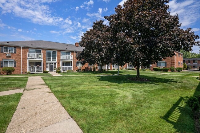 2440 Parmenter Blvd in Royal Oak, MI - Building Photo - Building Photo