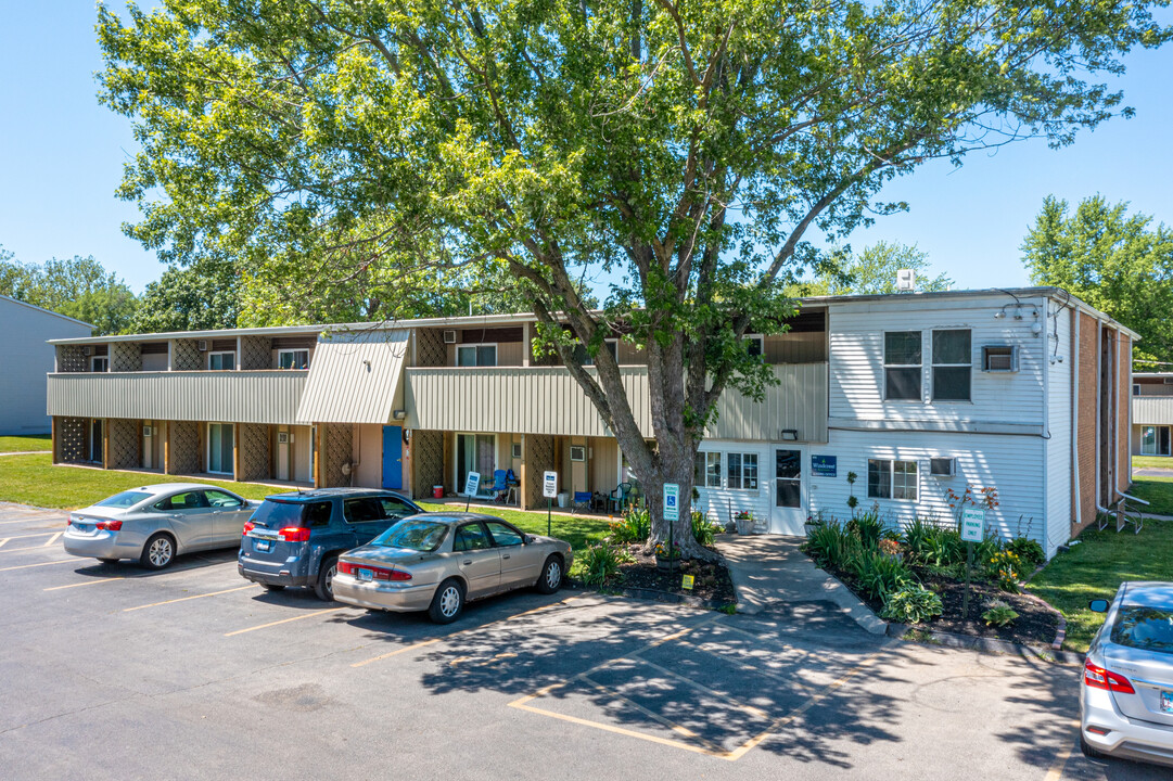 Windcrest Apartments in Champaign, IL - Building Photo