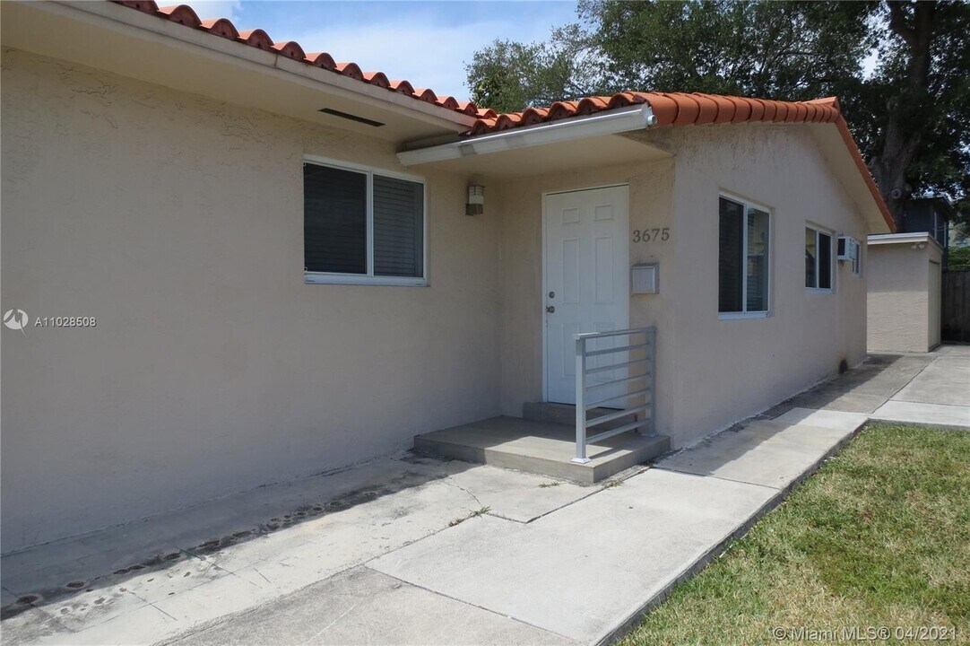 3675 SW 14th St-Unit -2 in Miami, FL - Foto de edificio