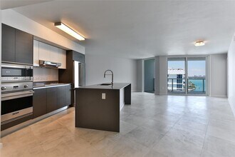 9821 E Bay Harbor Dr, Unit 902 in Bay Harbor Islands, FL - Foto de edificio - Building Photo