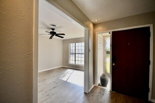 5702 Ettrick Dr in Houston, TX - Building Photo - Building Photo