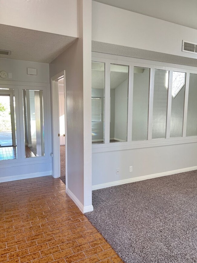 7801 Selkirk Dr in Bakersfield, CA - Foto de edificio - Building Photo