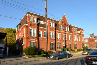 Chapel Square Apartments in Cincinnati, OH - Building Photo - Building Photo