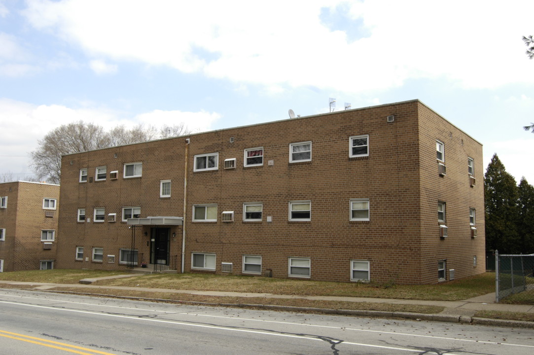 7905 Dungan Rd in Philadelphia, PA - Building Photo