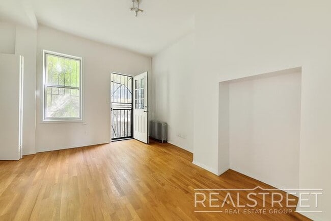 Charming 2 Bedroom with a Large Private Ba in Brooklyn, NY - Building Photo - Building Photo