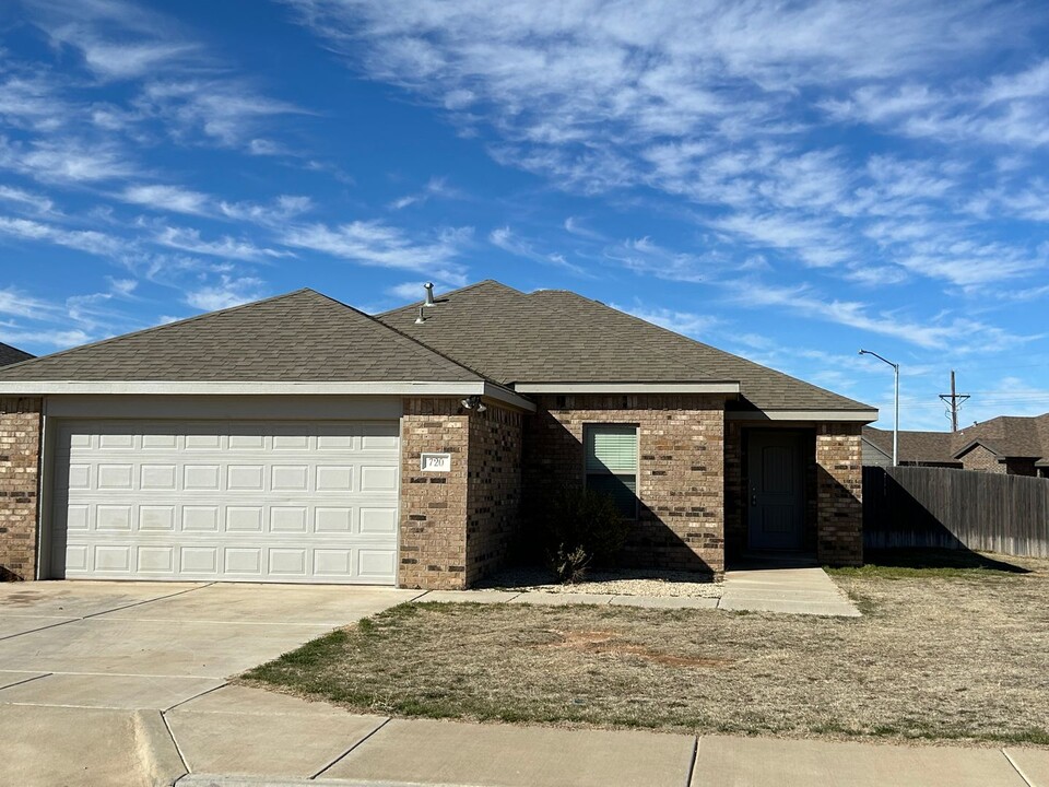 720 Hillshire Ave in Wolfforth, TX - Building Photo