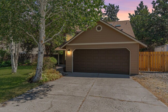 3018 NE Rock Chuck Dr in Bend, OR - Foto de edificio - Building Photo