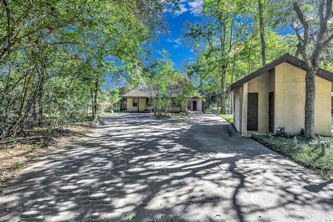 32 E Rivercrest Dr in Houston, TX - Building Photo - Building Photo