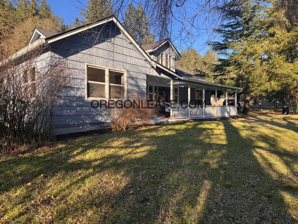 29855 Fox Hollow Rd in Eugene, OR - Building Photo