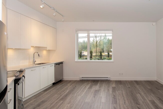 951 Charland Ave in Coquitlam, BC - Building Photo - Building Photo