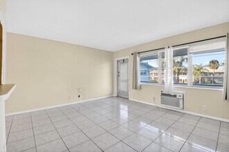 46 Waltham B in West Palm Beach, FL - Foto de edificio - Building Photo