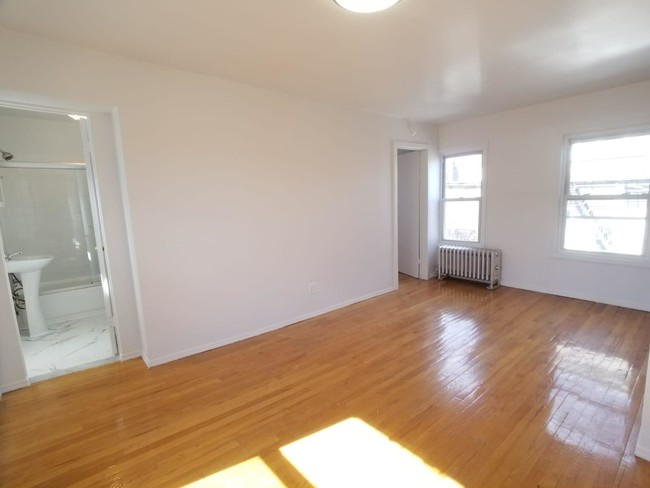 984 Metropolitan Ave-Unit -3-B in Brooklyn, NY - Building Photo - Building Photo
